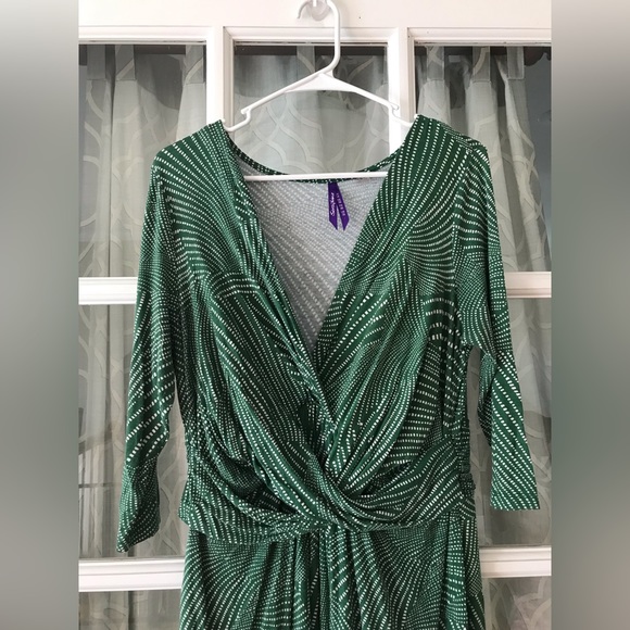 Seraphine size US 10 maternity, nursing dress in EUC, Green with white pattern. - Picture 6 of 7